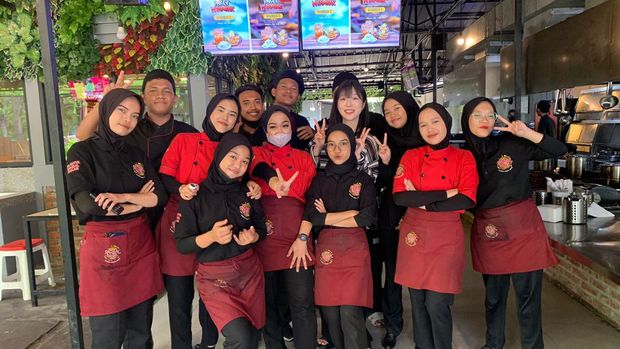 Vlogger Tzuyang mukbang di Indonesia