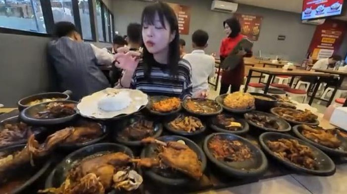 Vlogger Tzuyang mukbang di Indonesia