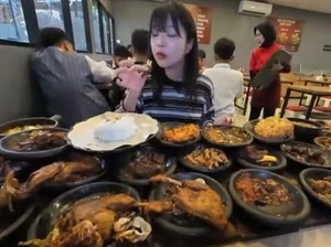 Saat Vlogger Kondang Tzuyang Mukbang 28 Sambal Sendirian
