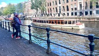 Kanal Amsterdam di waktu siang.