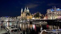 Kanal Amsterdam di waktu malam.