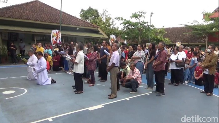 Umat Katolik di Tulungagung mengikuti ibadah jalan salib secara sederhana.