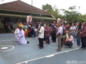 Momen Sederhana Umat Katolik Tulungagung Gelar Ibadah Jalan Salib