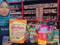 Penjual Peyek & Kerupuk Ini Cerita Cara Produknya Bisa Dijual di Alfamart