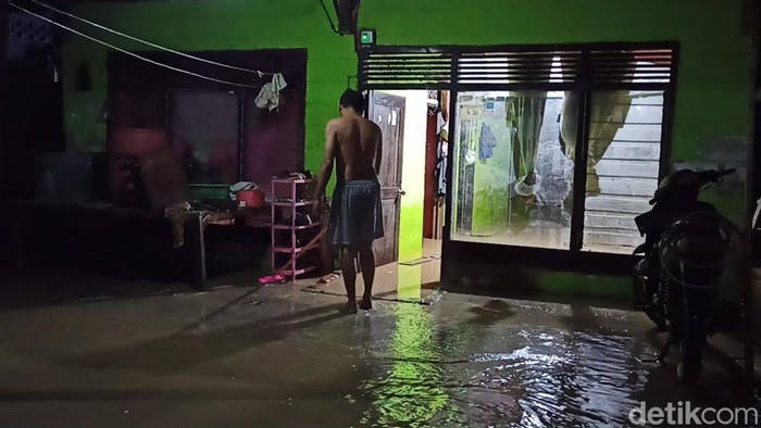 Warga Palopo saat membersihkan material lumpur setelah banjir bandang.