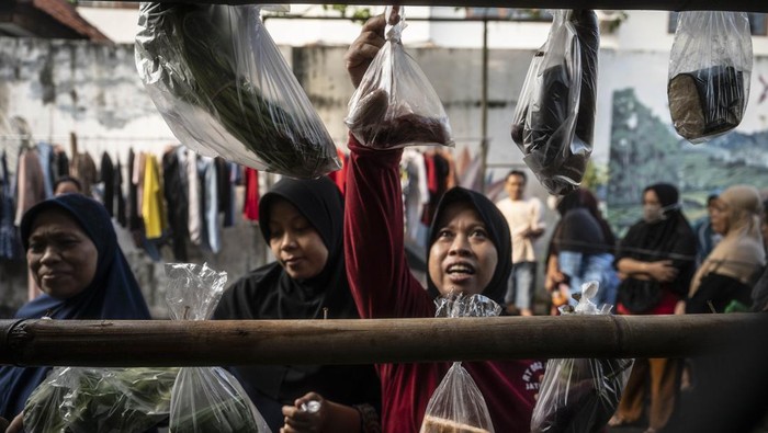 Sejumlah warga mengambil bahan makanan dalam acara bazar kebutuhan pokok gratis di kawasan Jati Padang, Jumat (29/3/2024). Bazar tersebut digelar sebagai bentuk aksi solidaritas dan kepedulian terhadap sesama saat bulan Ramadhan 1445 H. ANTARA FOTO/Aprillio Akbar/nym.