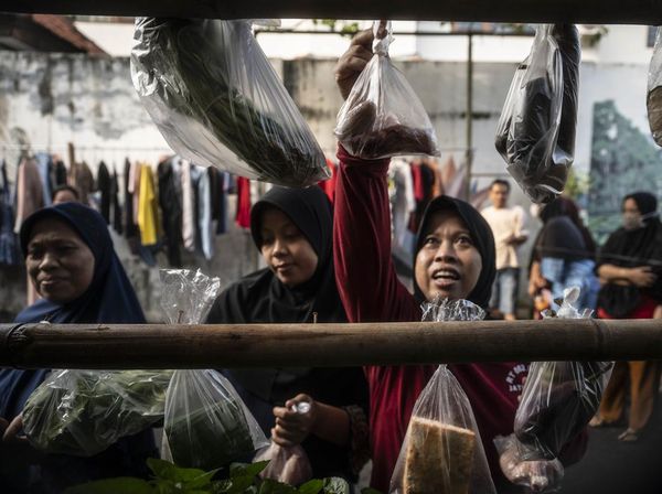 Warga Serbu Bazar Kebutuhan Pokok Gratis di Kawasan Jati Padang
