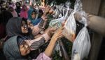 Warga Serbu Bazar Kebutuhan Pokok Gratis di Kawasan Jati Padang