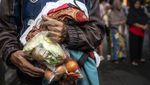 Warga Serbu Bazar Kebutuhan Pokok Gratis di Kawasan Jati Padang