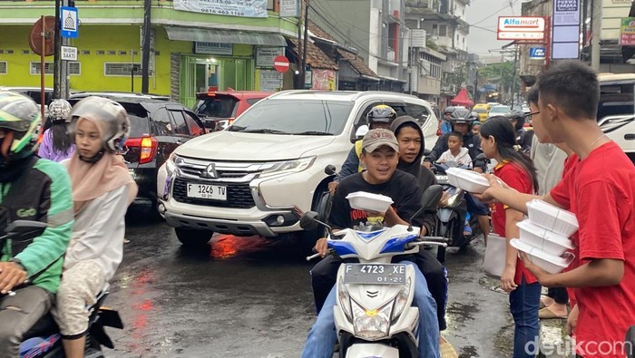 Warga Tionghoa bagi-bagi takjil.