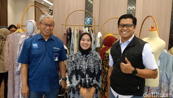 Yeni Nuraini diapit VP Microsales Management Division BRI Asep Nugraha Sukma (rompi hitam), dan Supervisor Bisnis Mikro BRI RO Jakarta I Agus Dharmawan (baju biru)