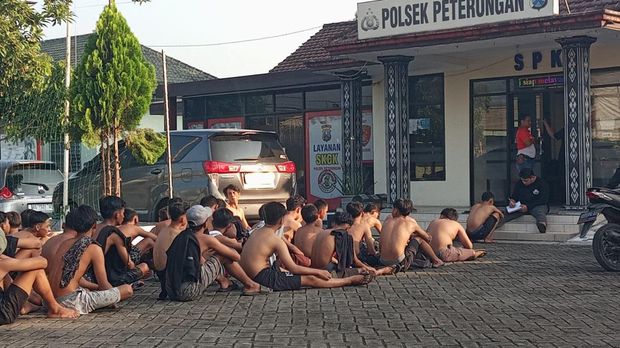 35 orang pemuda diamankan di Polsek Peterongan Jombang usai penggerebekan arena balap liar.
