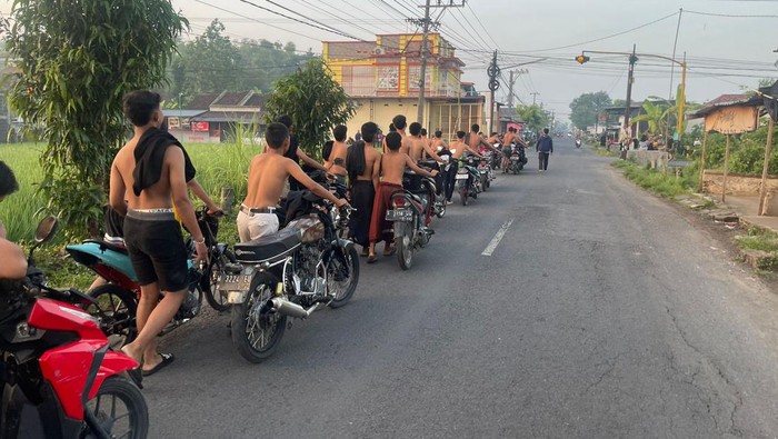 35 orang pemuda diamankan di Polsek Peterongan Jombang usai penggerebekan arena balap liar.