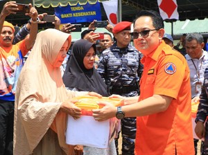 Pj Gubernur Jatim Dampingi TNI AL Gelar Baksos Korban Gempa Bawean