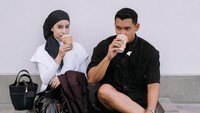 Momen ngopi di Jepang juga tak dilewatkan. Ia dan sang suami mengunjungi % Arabica di Kyoto dan menikmati latte yang nikmat. Foto: Instagram @emyaghnia
