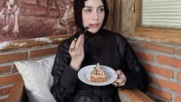 Ini salah satu momennya ketika nongkrong di sebuah bakery. Ia mengunjungi Cinema Bakery di Yogyakarta dan menikmati sepotong pie. Foto: Instagram @emyaghnia
