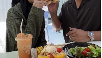 Tak hanya es kopi, tapi Aghnia dan suaminya juga menikmati sarapan. Mereka menikmati mini burger dan french toast topping es krim dan buah. Foto: Instagram @emyaghnia