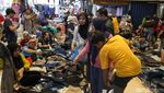 Akhir Pekan, Warga Berburu Baju Lebaran di Pasar Cipulir