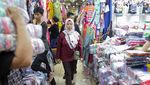 Akhir Pekan, Warga Berburu Baju Lebaran di Pasar Cipulir
