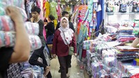 Pasar Cipulir mulai ramai menjelang Hari Raya Idul Fitri. 