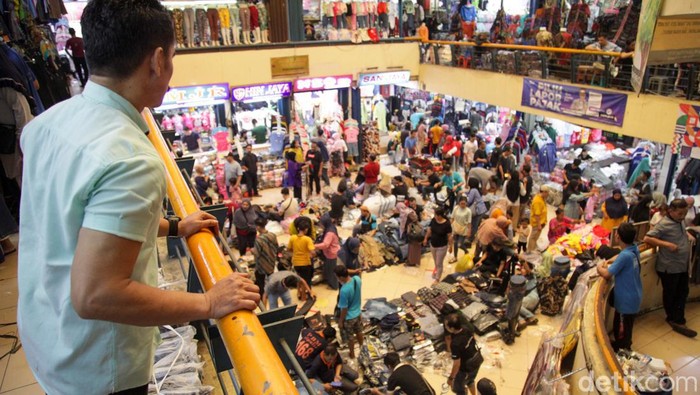 Akhir Pekan, Warga Berburu Baju Lebaran di Pasar Cipulir Pasar Cipulir, Jakarta, ramai akhir pekan ini. Warga ke Pasar Cipulir untuk berbelanja pakaian Lebaran.