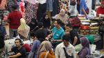 Akhir Pekan, Warga Berburu Baju Lebaran di Pasar Cipulir
