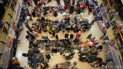 Akhir Pekan, Warga Berburu Baju Lebaran di Pasar Cipulir