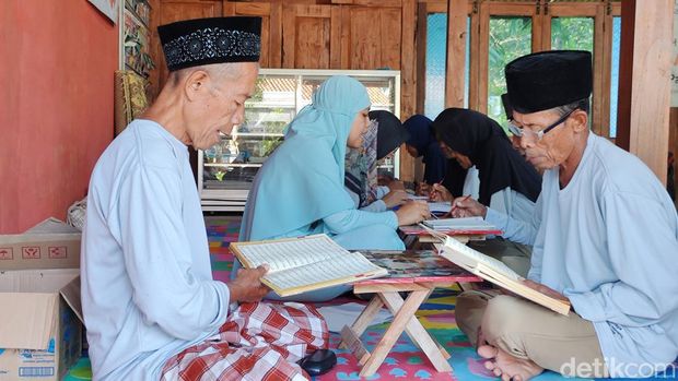 Aktivitas lansia di Pos Lansia di Padukuhan Jetis Kulon, Kalurahan Pacarejo, Kapanewon Semanu, Kabupaten Gunungkidul.