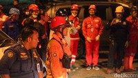 Tak ada lagi api yang membumbung tinggi seperti di video viral mengenai peristiwa kebakaran Gudang Munisi Daerah (Gudmurah) milik Kodam Jaya ini. Namun, suara ledakan masih ada.