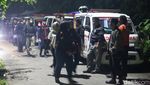 Ambulans Bersiaga di Sekitar Ledakan Gudang Peluru