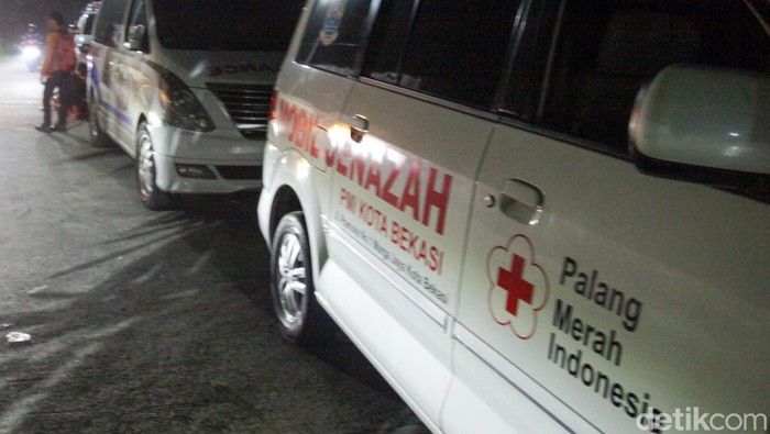 Gudang Munisi Daerah (Gudmurah) Kodam Jaya TNI AD di Ciangsana, Kabupaten Bogor, Jawa Barat, terbakar dan meledak. Sejumlah mobil ambulans terlihat terparkir di dekat lokasi ledakan.