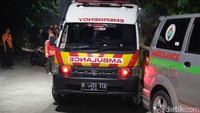 Warga beserta petugas keamanan baik Kepolisian, TNI, Satpol PP hingga sekuriti setempat terus berjaga di akses-akses menuju ke gudang.