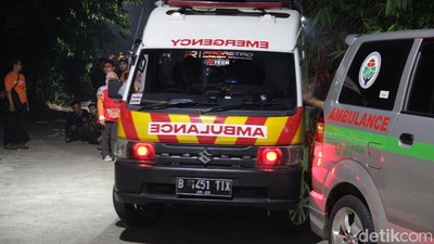 Ambulans Bersiaga di Sekitar Ledakan Gudang Peluru