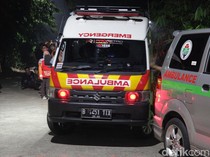 Ambulans Bersiaga di Sekitar Ledakan Gudang Peluru
