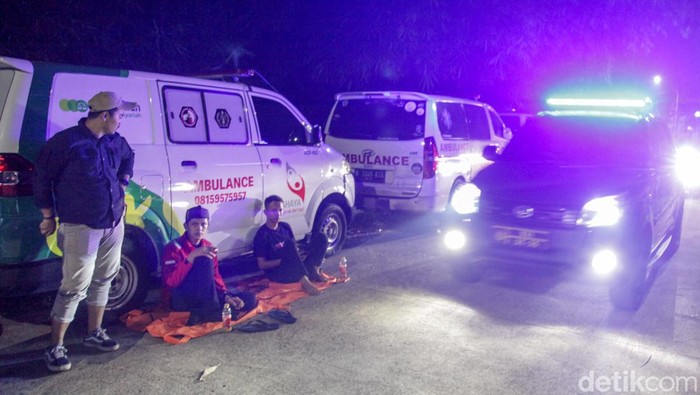 Ambulans Bersiaga di Sekitar Ledakan Gudang Peluru Gudang Munisi Daerah (Gudmurah) Kodam Jaya TNI AD di Ciangsana, Kabupaten Bogor, Jawa Barat, terbakar dan meledak. Sejumlah mobil ambulans terlihat terparkir di dekat lokasi ledakan.