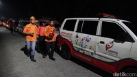 Mobil-mobil ambulans tersebut juga terus menyalakan sirine.