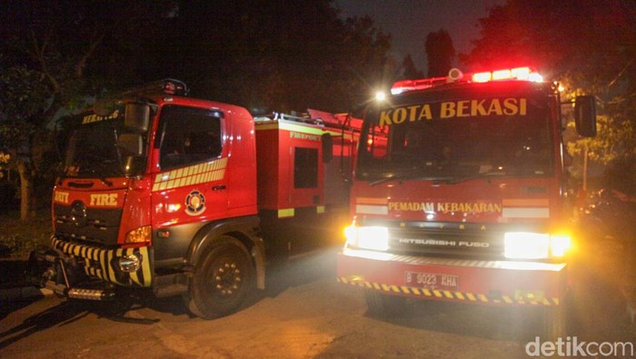 Ambulans Bersiaga di Sekitar Ledakan Gudang Peluru Gudang Munisi Daerah (Gudmurah) Kodam Jaya TNI AD di Ciangsana, Kabupaten Bogor, Jawa Barat, terbakar dan meledak. Sejumlah mobil ambulans terlihat terparkir di dekat lokasi ledakan.