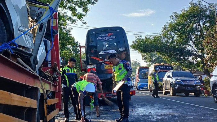 Anggota Satlantas Polres Wonogiri melakukan olah TKP kecelakaan di Bulusulur Wonogiri, Sabtu (30/3/2024).