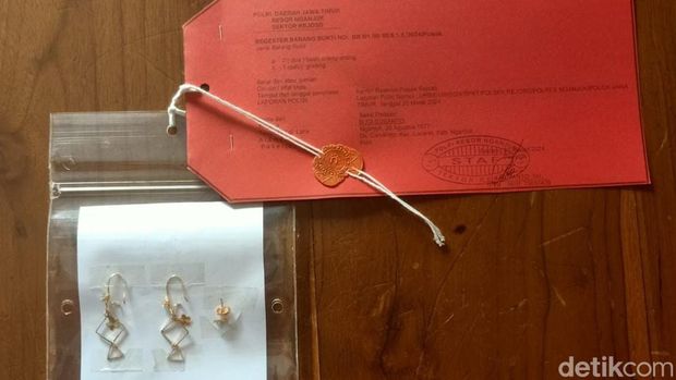 Anting wanita terbungkus seprai Nganjuk.