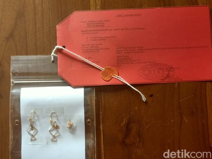Anting wanita terbungkus seprai Nganjuk.