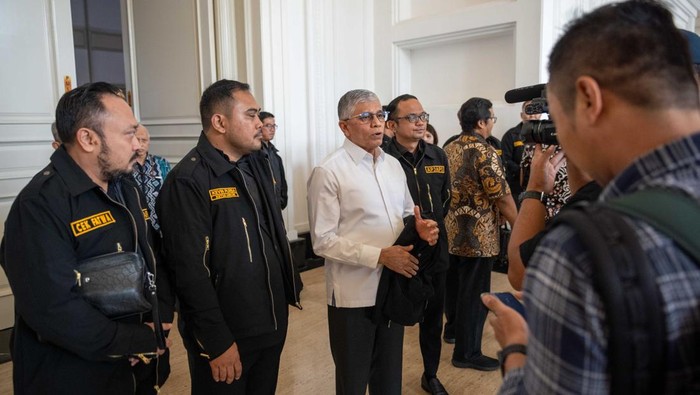 Seorang debt collector diduga menjadi korban penembakan dan penusukan oleh oknum polisi di Sumsel. APJAPI menyesali peristiwa tersebut.