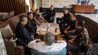 APJAPI dengan tegas mendukung pihak kepolisian untuk menyelidiki secara menyeluruh pelanggaran hukum yang terjadi, tanpa pandang bulu, baik dari pihak debt collector sebagai korban maupun dari pihak debitur/konsumen (oknum polisi Lubuk Linggau), sehingga kejadian ini dapat diungkap dengan jelas dan transparan. 