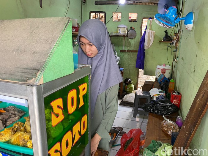 Arofah berdagang di sekitar proyek polder kawasan Tanjung Barat, Jagakarsa, Jaksel. (Tina Susilawati/detikcom)