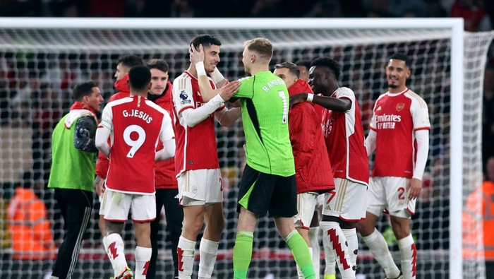 Soccer Football - Premier League - Arsenal v Brentford - Emirates Stadium, London, Britain - March 9, 2024  Arsenals Aaron Ramsdale celebrates with Bukayo Saka and Kai Havertz after the match REUTERS/David Klein NO USE WITH UNAUTHORIZED AUDIO, VIDEO, DATA, FIXTURE LISTS, CLUB/LEAGUE LOGOS OR LIVE SERVICES. ONLINE IN-MATCH USE LIMITED TO 45 IMAGES, NO VIDEO EMULATION. NO USE IN BETTING, GAMES OR SINGLE CLUB/LEAGUE/PLAYER PUBLICATIONS.