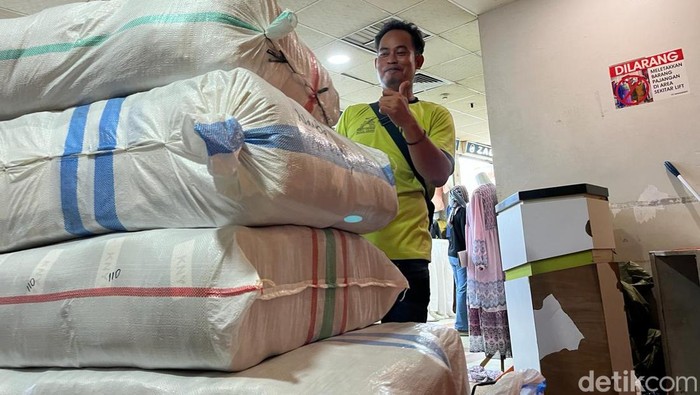 Asep (32), warga asal Tangerang yang sudah bekerja kurang lebih 10 tahun menjadi porter di Pasar Tanah Abang