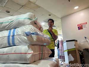 Cerita Asep, Porter Pasar Tanah Abang Raup Cuan Jelang Lebaran