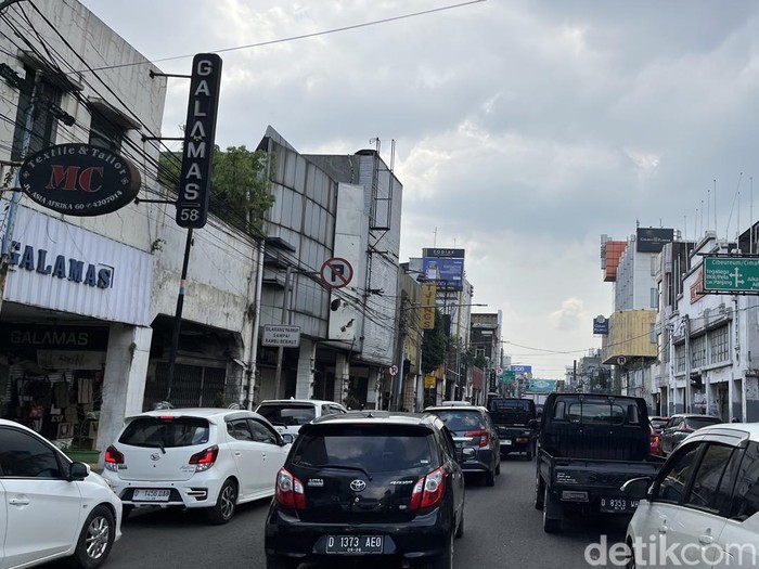 Bandung disergap macet.