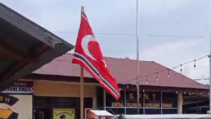 Bendera Bulan Bintang di Polsek Samalanga (Foto: tangkapan layar)