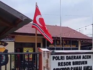 Pria Aceh Kibarkan Bendera Bulan Bintang di Polsek Samalanga