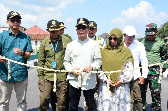 Bupati Bandung Resmikan Jembatan Cikeruh